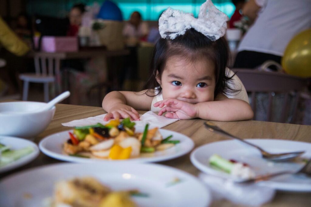 Toddler refusing to eat during the dinner battle with picky eating strategies